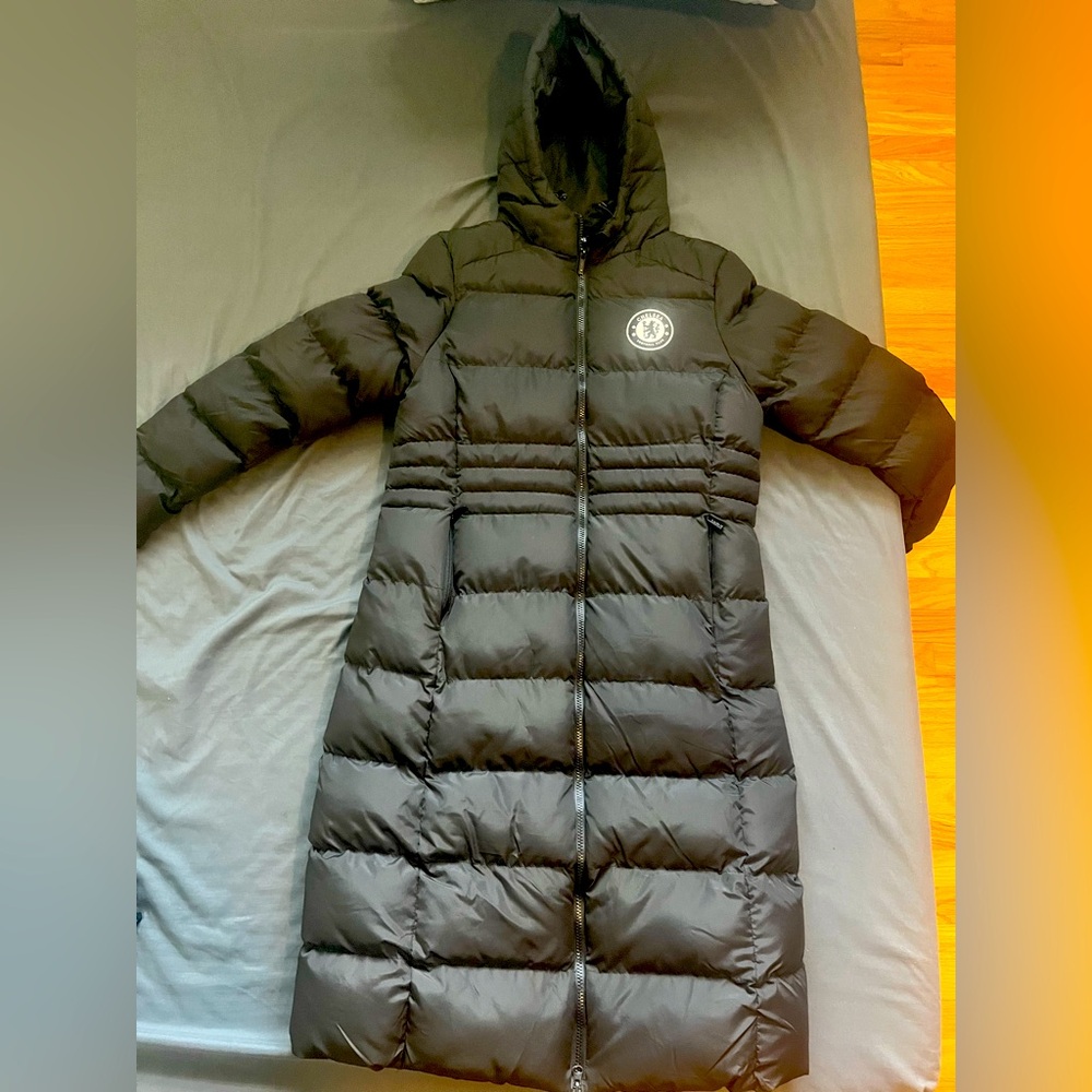 Lightly worn women’s Sz 10 Chelsea FC core long puffer coat in black